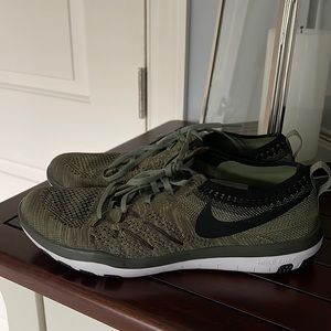 Nike • Free TR Focus Flyknit in Army Green